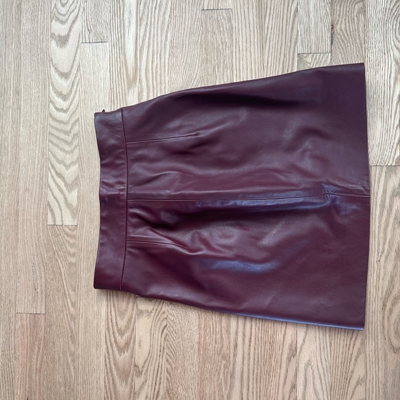 NWT Khaite Burgundy Leather Skirt Size 4 $1600 - Picture 2 of 4